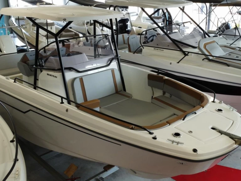 Noleggiare una Bénéteau Flyer 8 SPACEdeck a Ajaccio