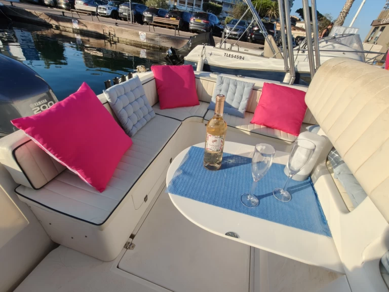 Noleggiare una Tecnomariner Stealth Mithos  a Sainte-Maxime