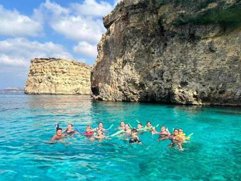 Barca a motore a noleggio a Ċirkewwa al miglior prezzo