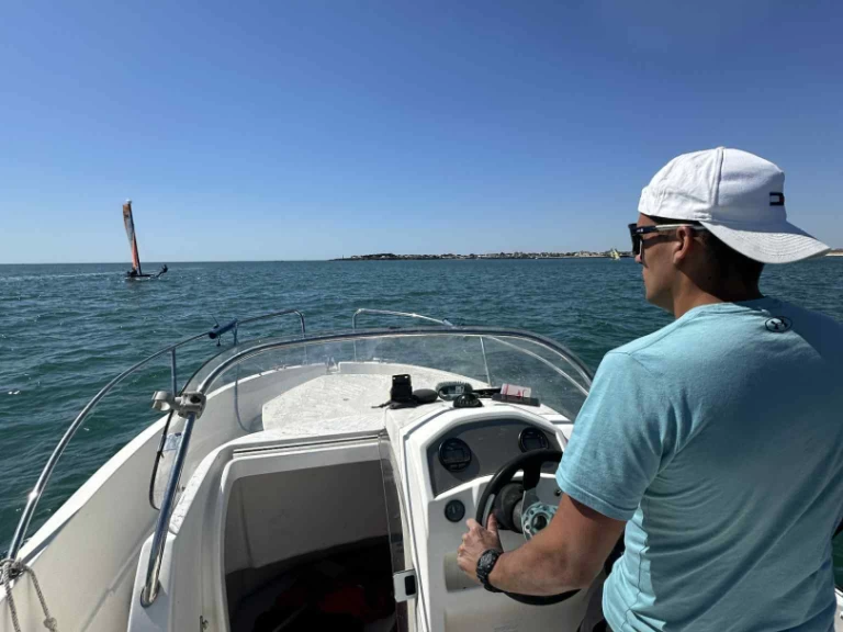 Noleggio Barca a motore Jeanneau con patente nautica