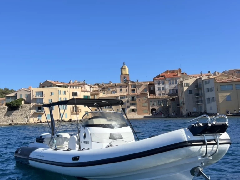 Noleggiare una Ranieri Cayman 31 Sport Touring a Port Cogolin