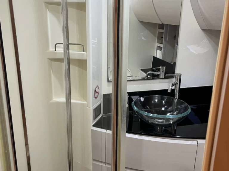 Noleggiare una Azimut Azimut Atlantis 55 a Palioúri
