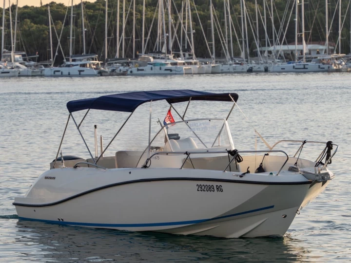 Noleggiare una Quicksilver Activ 675 Open a Rogosnizza