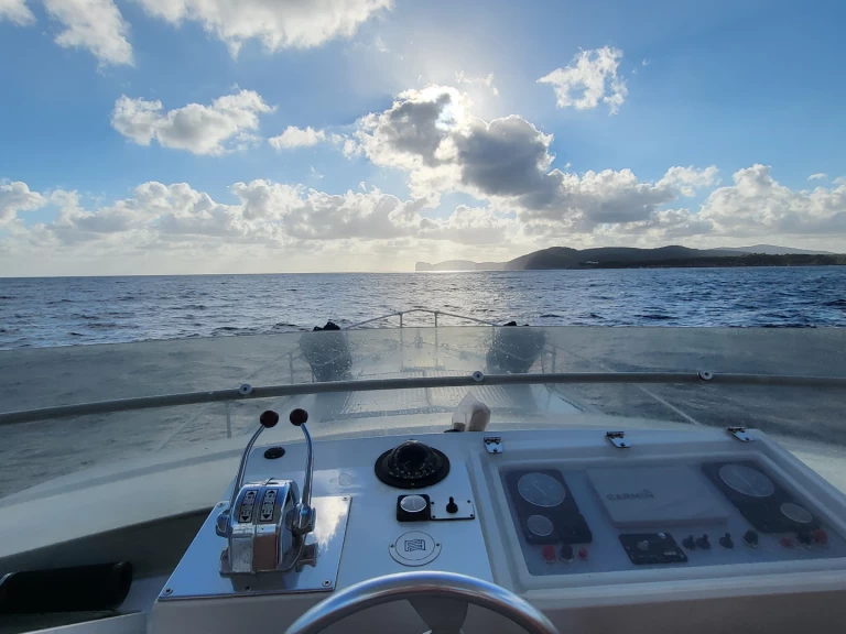 Ferretti Altura 40 da affittare a  Porto di Fertilia