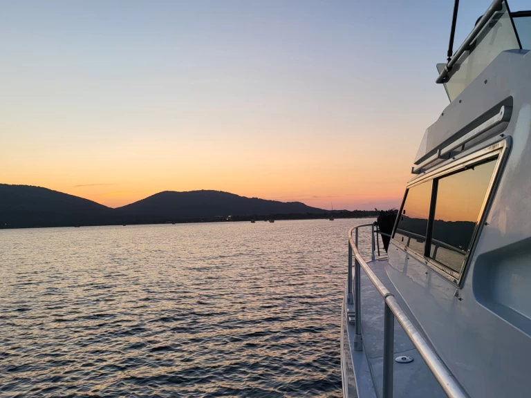 Barca a motore a noleggio a Porto di Fertilia al miglior prezzo