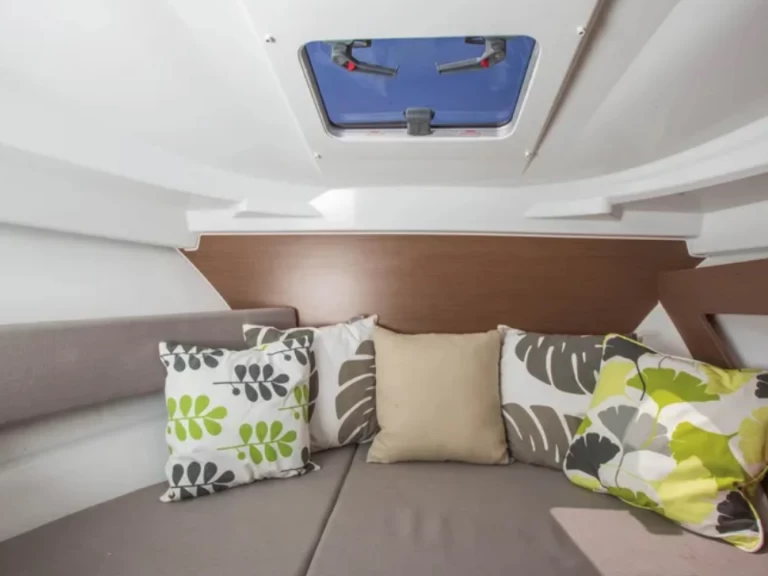 Noleggio Barca a motore con o senza skipper Jeanneau a Sanremo