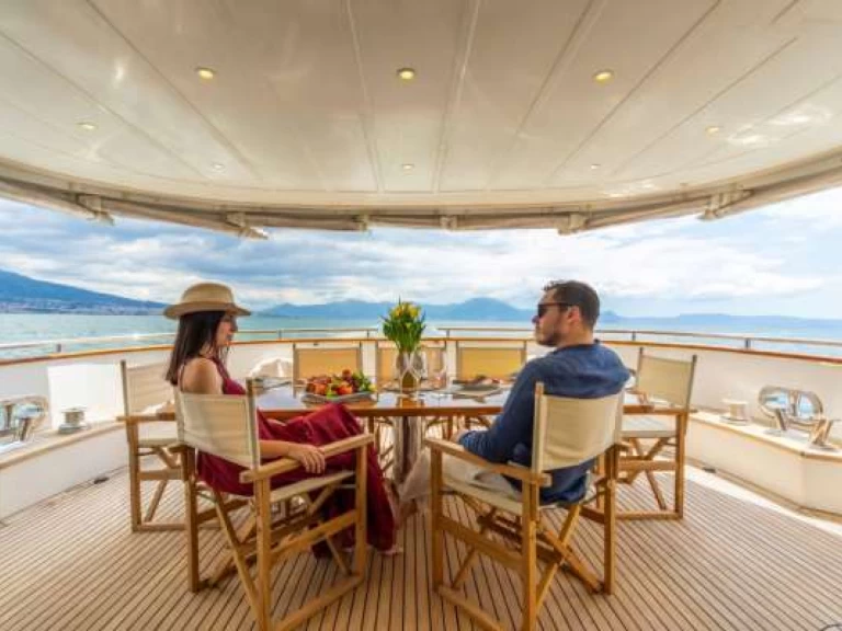 Noleggio Yacht di lusso a Napoli – Custom SHANGRA