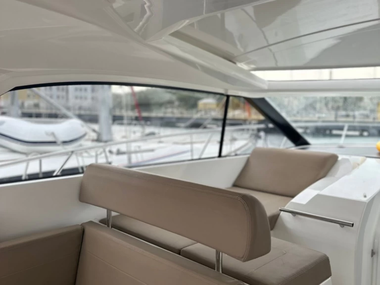 Noleggio Barca a motore Jeanneau con patente nautica