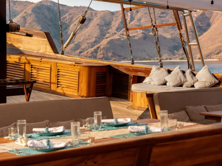 Noleggio Yacht di lusso a Labuan Bajo –  Prana by Atzaro