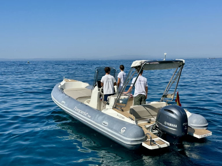 Noleggio a Roses – Capelli Tempest 700 su SamBoat