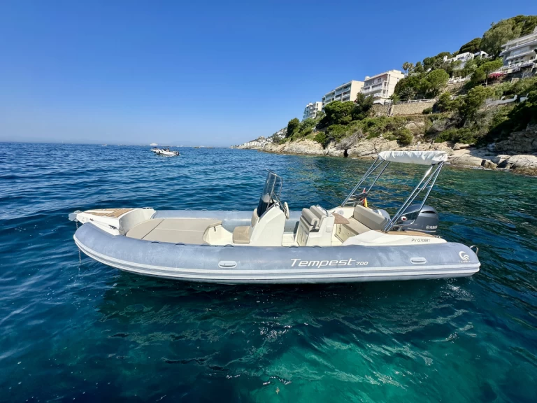 Noleggiare una Capelli Tempest 700 a Roses