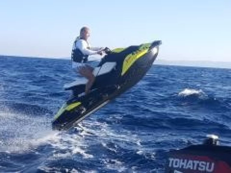 Sealine Spark  da affittare a  Rovigno