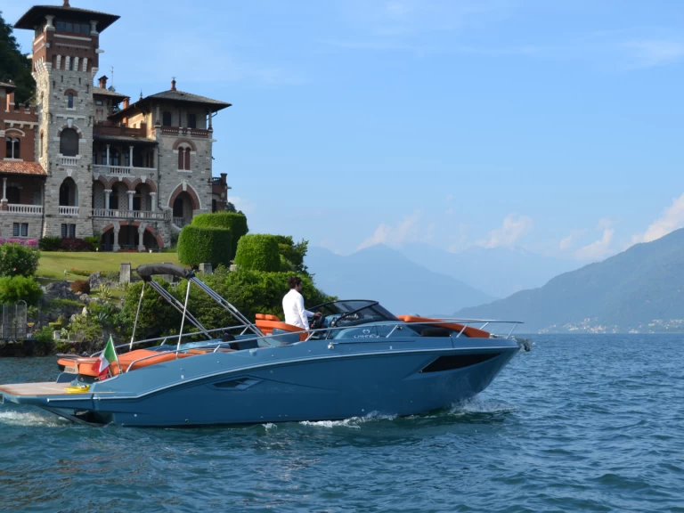 Noleggio Barca a motore con o senza skipper Cranchi a Menaggio