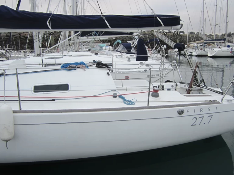 Noleggio Barca a vela First 27.7 (2 cab) con patente nautica