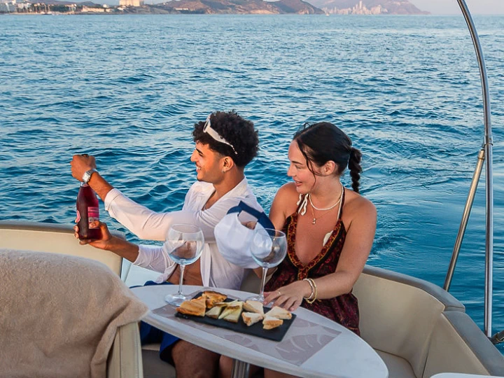 Barca a motore a noleggio a Puerto Villajoyosa al miglior prezzo