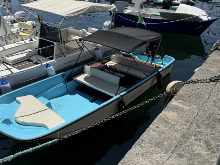 Noleggiare una Boston Whaler Boston Whaler 17 a Aci Trezza
