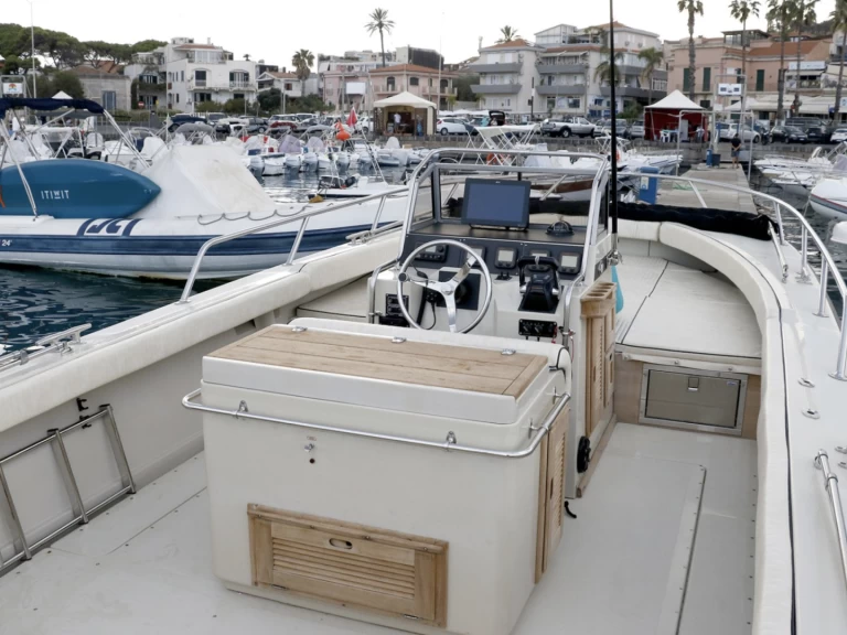 Noleggio Barca a motore Boston Whaler con patente nautica