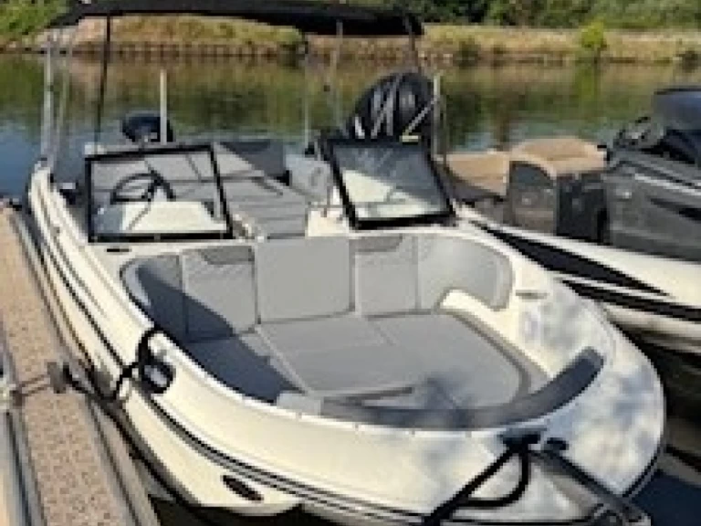 Noleggiare una Bayliner M19 a Hyères