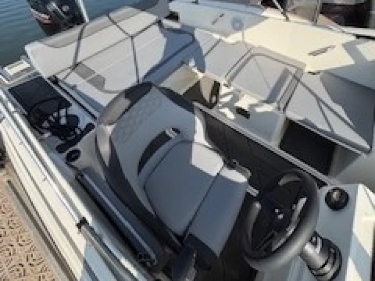 Noleggio Barca a motore a Hyères – Bayliner M19