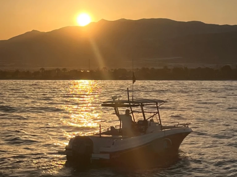 Noleggio Barca a motore Pacific Craft con patente nautica