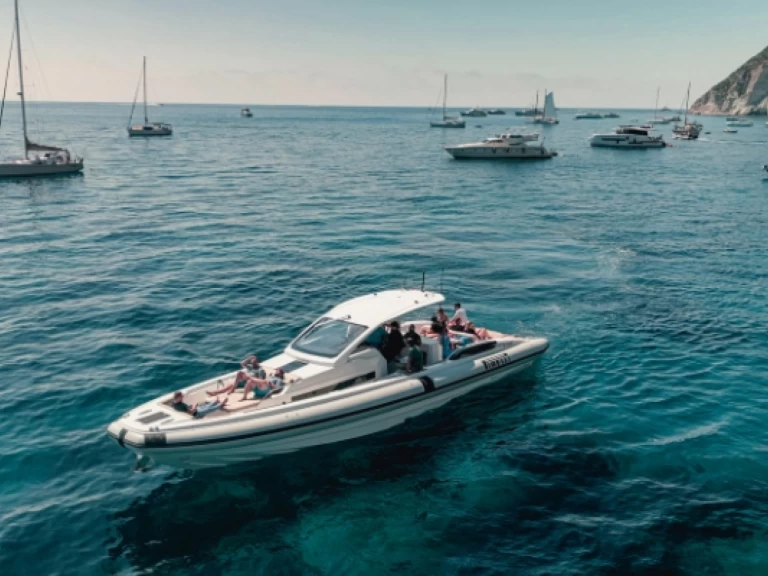 Noleggio Gommone con o senza skipper Pirelli a Napoli