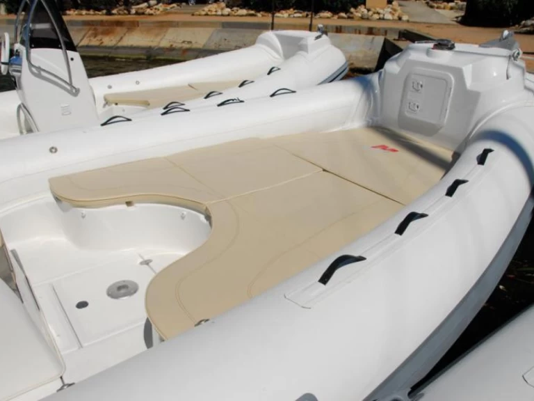 Noleggiare una Nuova Jolly Blackfin 25 Elegance a Bol