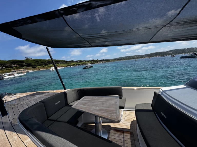 Barca a motore a noleggio a Port Grimaud al miglior prezzo