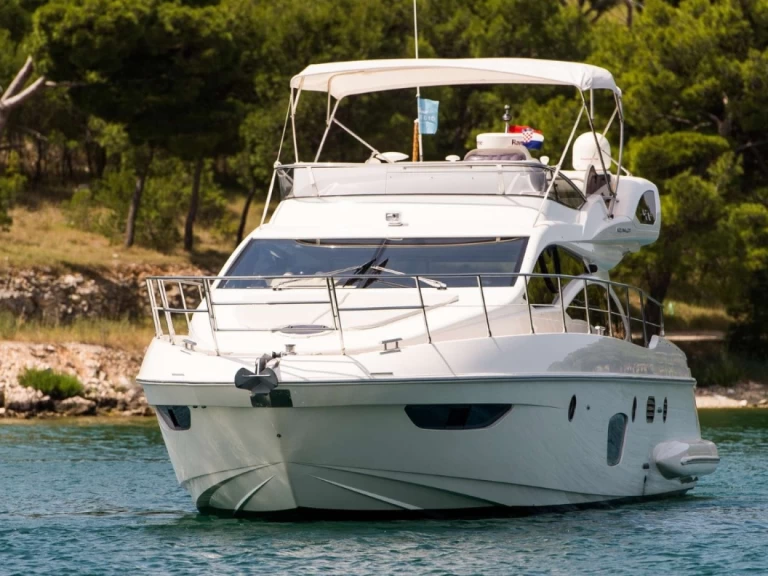 Noleggiare una Azimut Azimut 47 Fly a Antibes