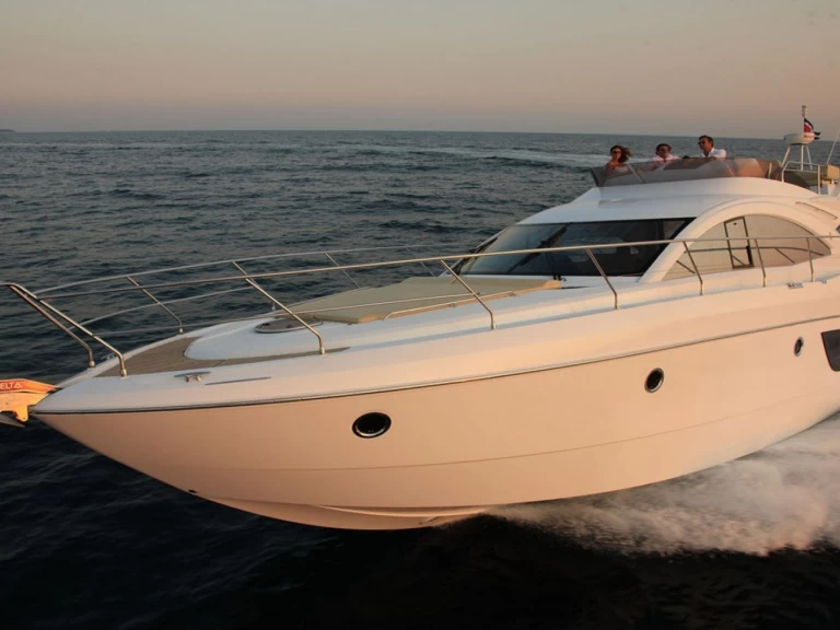 Noleggiare una Bénéteau Monte Carlo 47 Fly a Antibes