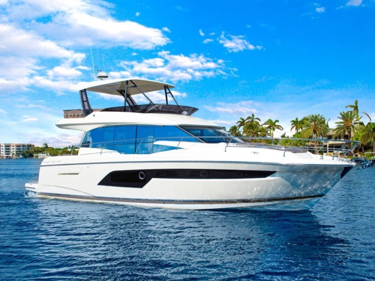 Yacht di lusso a noleggio a Antibes al miglior prezzo