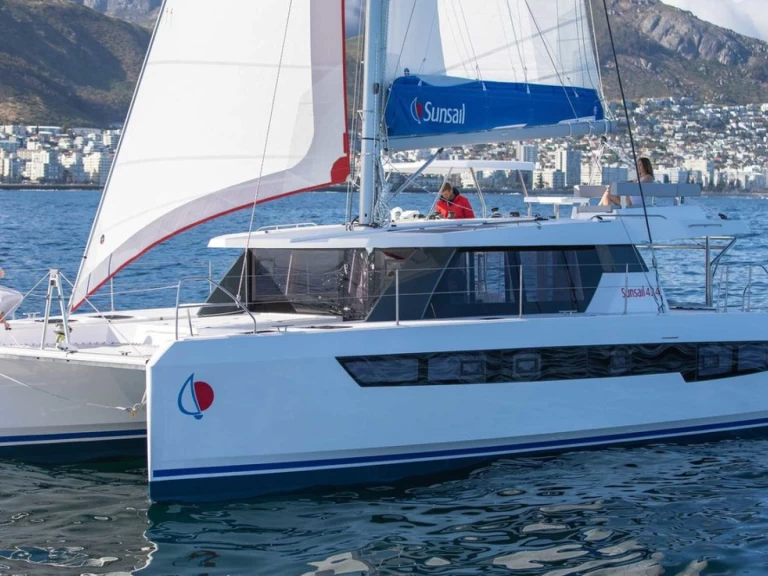 Noleggio Catamarano Leopard con patente nautica