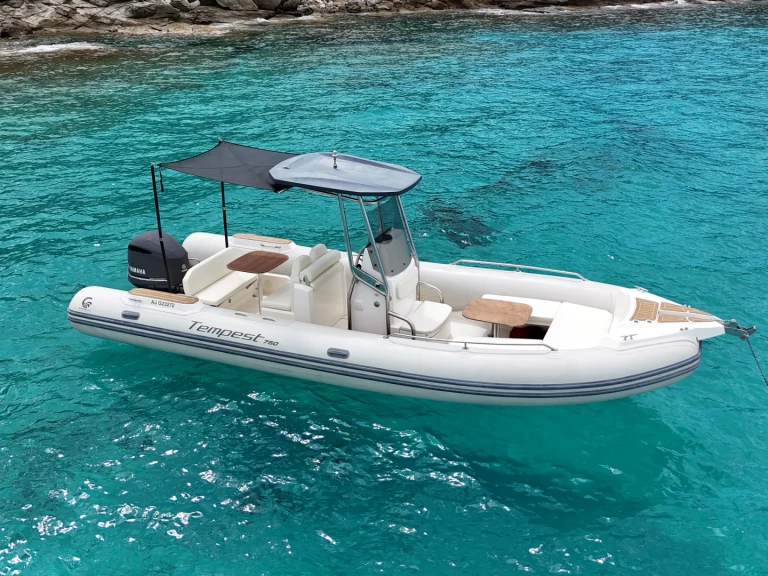 Noleggiare una Capelli Tempest 750 Luxe a Port Saint Florent