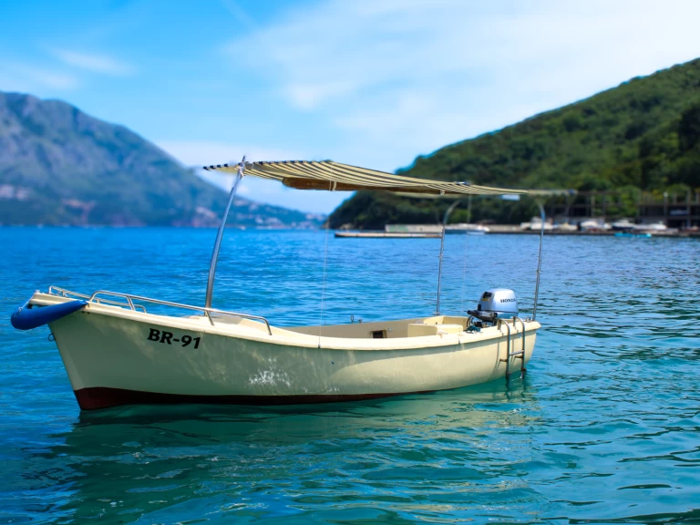 Noleggiare una Elan Elan 500 a Budva