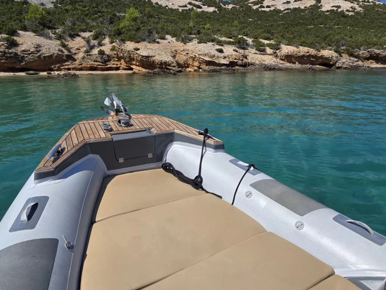 Noleggio Gommone Grginić con patente nautica