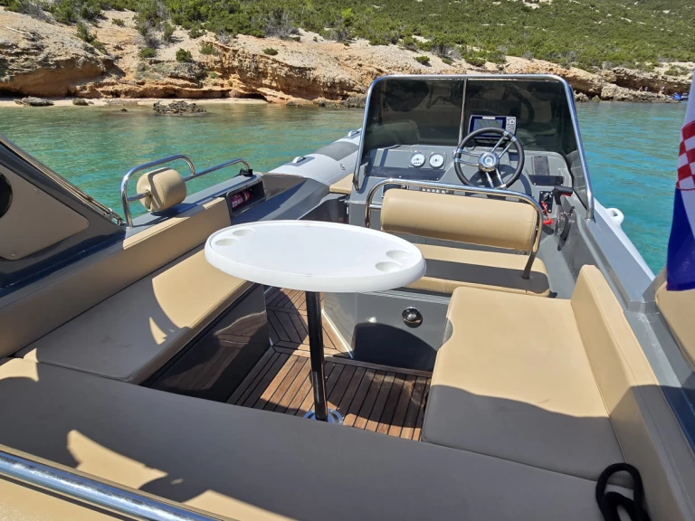 Grginić Shark 23 da affittare a  Novaglia (Novalja)