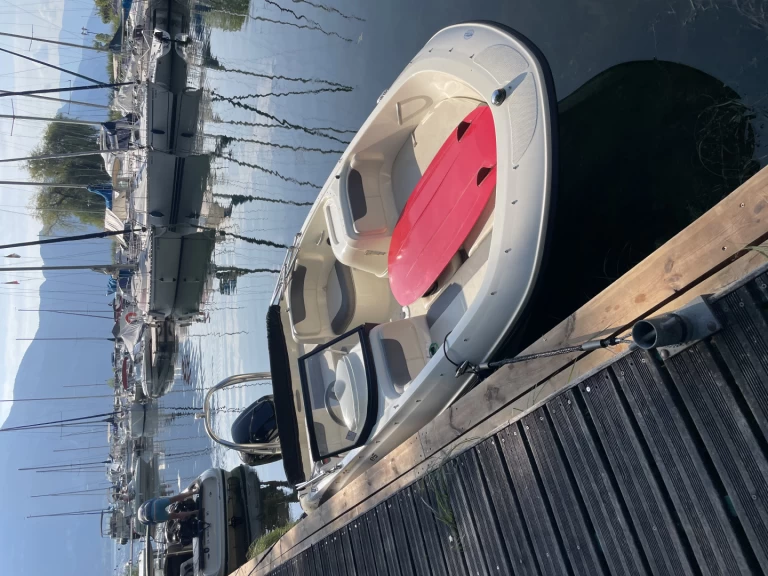 Noleggio Barca a motore a Conjux – Bayliner Element E5