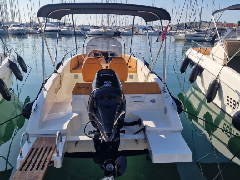 Noleggio Barca a motore con o senza skipper Prua al vento a Pola