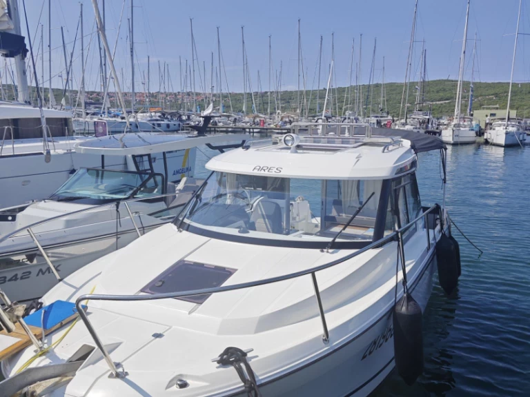 Noleggio Barca a motore Jeanneau con patente nautica