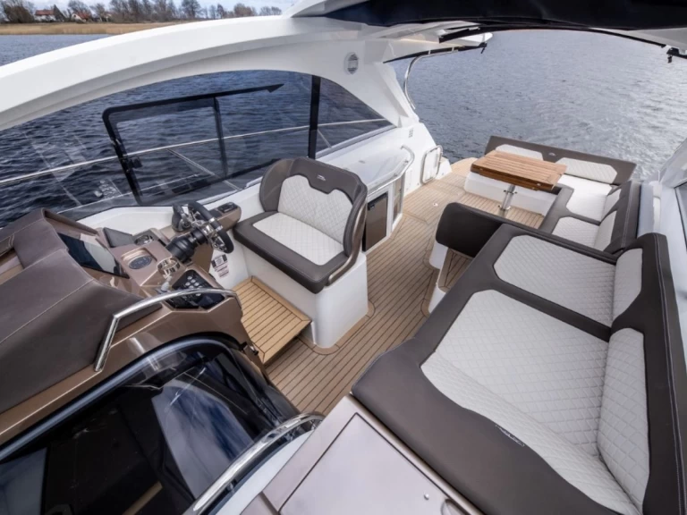 Noleggiare una Galeon Galeon 405 HTL a Antibes