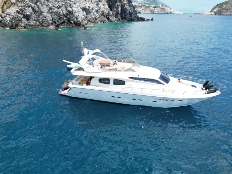 Noleggiare una Rizzardi Techenma 65 Fly a Sorrento