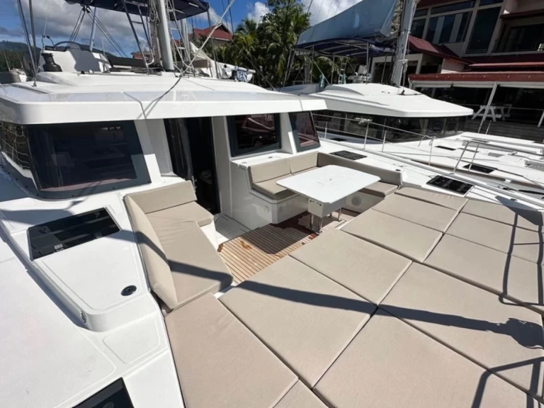 Noleggiare una Bali Catamarans Catana 48 a Antibes