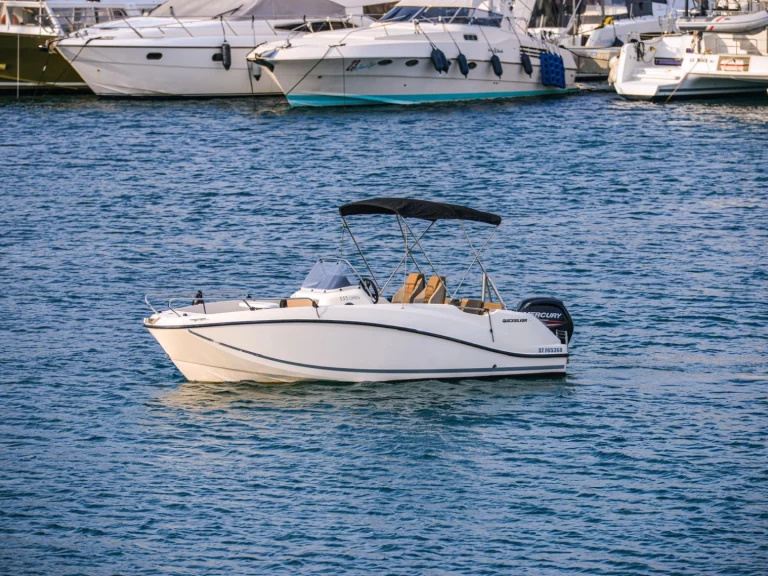 Noleggiare una Quicksilver Activ 555 Open a Marsiglia