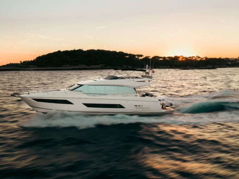 Yacht di lusso a noleggio a Amalfi al miglior prezzo