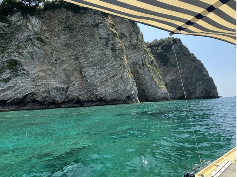 Barca a motore a noleggio a Budva al miglior prezzo