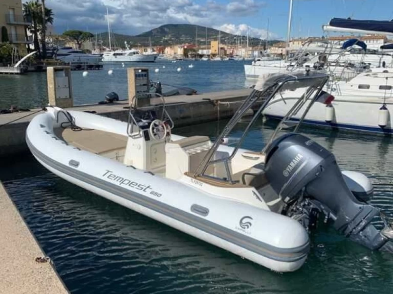 Noleggiare una Capelli Tempest 650 a Port Grimaud