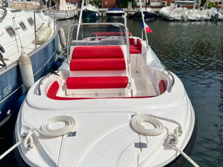 Noleggio Gommone Zar con patente nautica