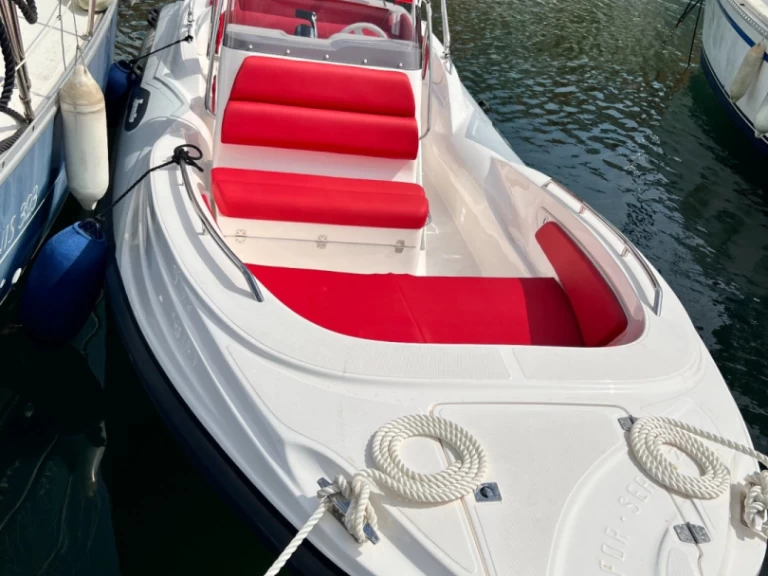 Gommone a noleggio a Port Grimaud al miglior prezzo