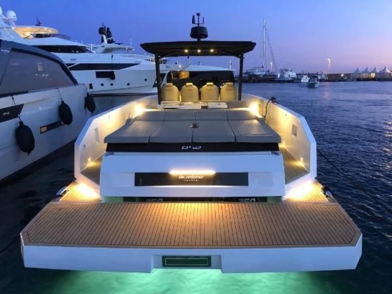 Noleggio Yacht di lusso DE ANTONIO Yachts con patente nautica