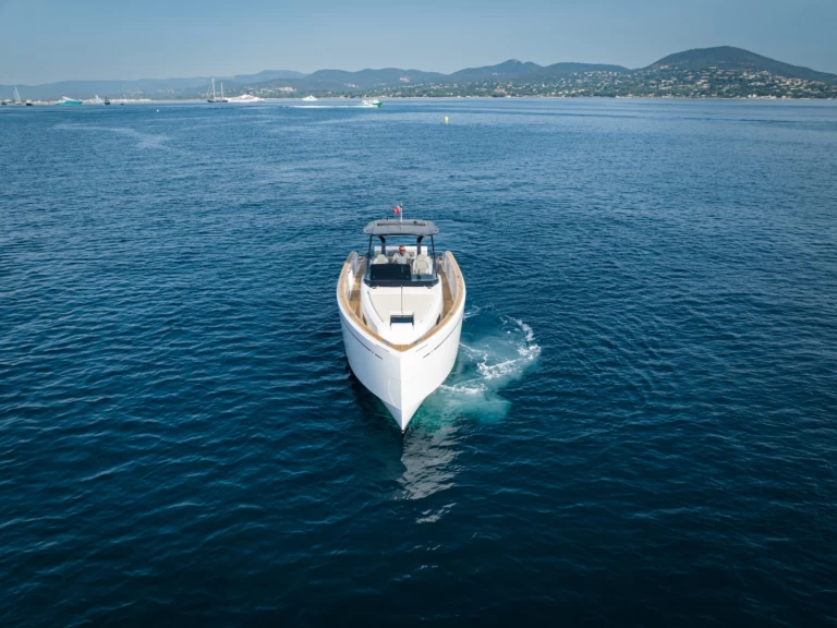 Barca a motore a noleggio a Port Grimaud al miglior prezzo