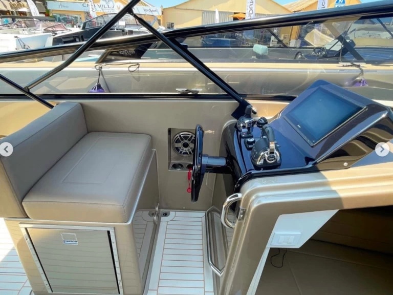 Noleggio Barca a motore con o senza skipper VanDutch a Saint-Tropez